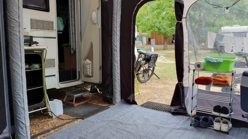 Innenraum eines Campers mit Werkzeugeinsatz